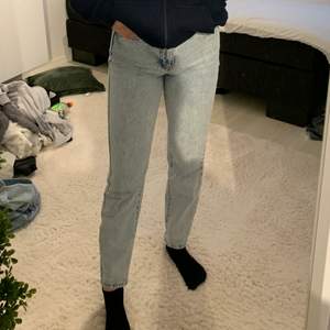Ett par ljusa jeans från Gina i storlek 34, skriv privat för frågor. Frakt tillkommer💓 (Pris kan diskuteras vid snabb affär)