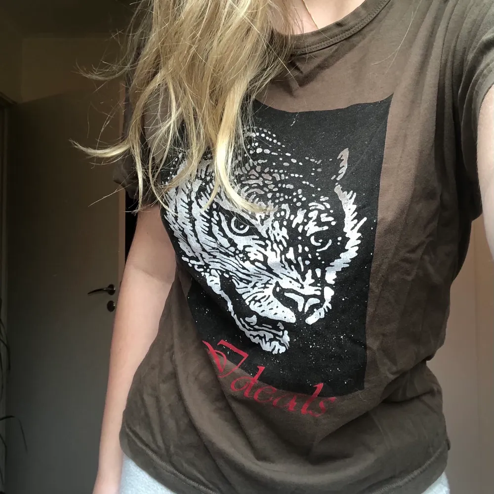 Snygg brun T-shirt med tiger. T-shirts.