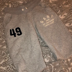 Gant mjukisbyxor - Sköna och snygga mjukisbyxor som jag tyvärr har växt ur, de är i mycket bra skick (inga hål eller fläckar), kan mötas upp i Eskilstuna eller fraktas (44kr)