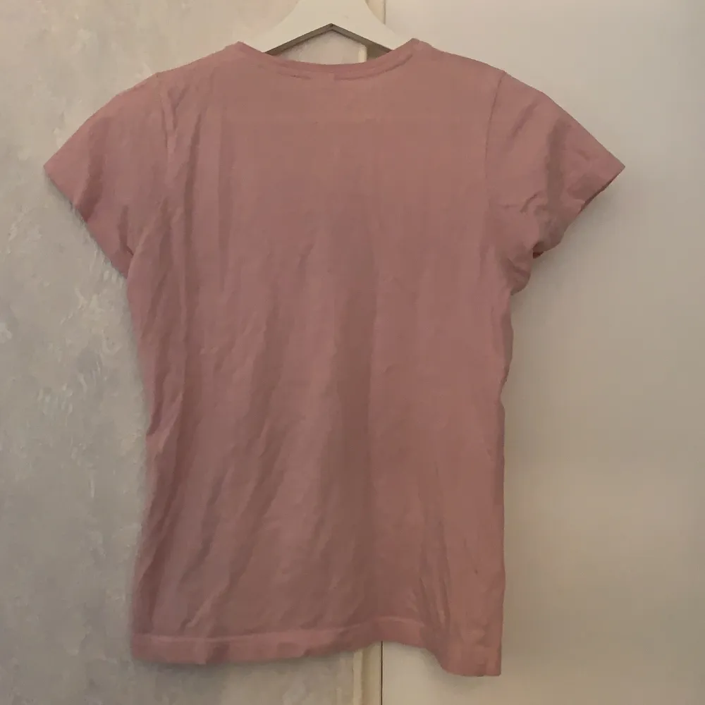 En jättefin rosa Calvin Klein t-shirt nästan oanvänd. Superskön och fin men kommer tyvärr inte till användning.💗. T-shirts.