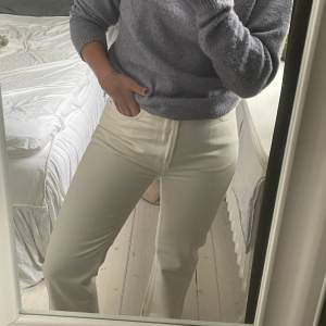 Benvita Acne jeans i rak modell, storlek W26 L32. Använda 1 gång, superbra kvalitet och skick. Nypris: runt 2199kr. Köparen står för frakt💘