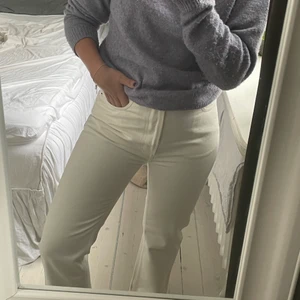 Vita Acne jeans - Benvita Acne jeans i rak modell, storlek W26 L32. Använda 1 gång, superbra kvalitet och skick. Nypris: runt 2199kr. Köparen står för frakt💘