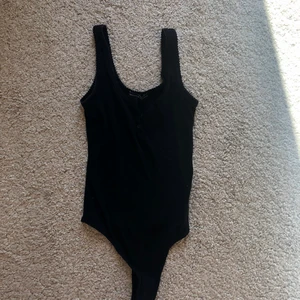 Body Brandy Melville black  - Super snygg, kan sjuksyrra ringning med knappar 🧡✨ knappt använt 