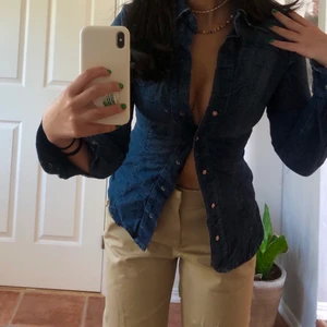 skjorta - figurformande jeansskjorta från tidigt 2000-tal, Miss sixty! 💚 Köptes second hand men ej använd. sitter så sjukt bra och skulle säga att den passar 34/36. fint med lågmidjat!! 