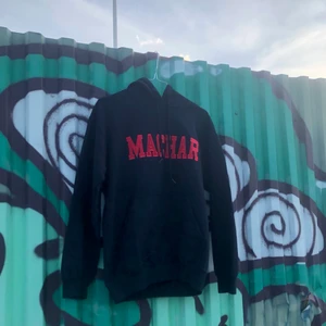 COLLEGE HOODIE!! 📸📸 -  Riktigt ball random (Machar) hoodie med najs tryckt och detaljer. Tröjan har inga direkta defekter och är i bra vintage skick. Skulle uppskatta att tröjan är från 90-talet. Tröjan är storlek S och skulle säga att tröjan passar något större. Tveka inte att höra av dig om du undrar något!! 📸🌱