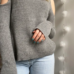 Stickad grå Hollister tröja - Sååå snygg stickad grå tröja som är i en off-shoulder modell. Kommer tyvärr inte till så mycket användning som jag hade önskat. Perfekt skick. Säljer endast vid bra pris.