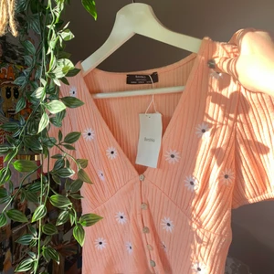 SOMMRIG ROSA TOPP - Superfin helt oanvänd topp från Bershka med broderade små blommor och super charmig för brösten 😍 ps: jag har vanligtvis S o den passar mig bra!  