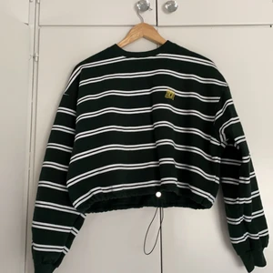 Junkyard oversized sweatshirt med spänn i midjan  - Köptes för ungefär ett halvår sedan för 400 kr, dock har den inte kommit till användning alls,,