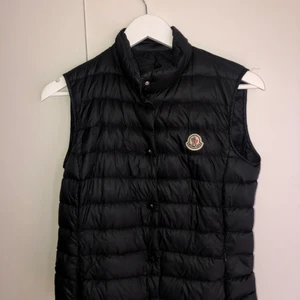 Moncler väst - Säljer min moncler väst, pga den är lite för liten för mig nu. Sparsamt använd och inge defekter. Priset kan diskuteras vid snabb affär 😌 Man får med kvittot och alla tags till den och den lilla bagen man får när man köper den. Västen är såklart äkta