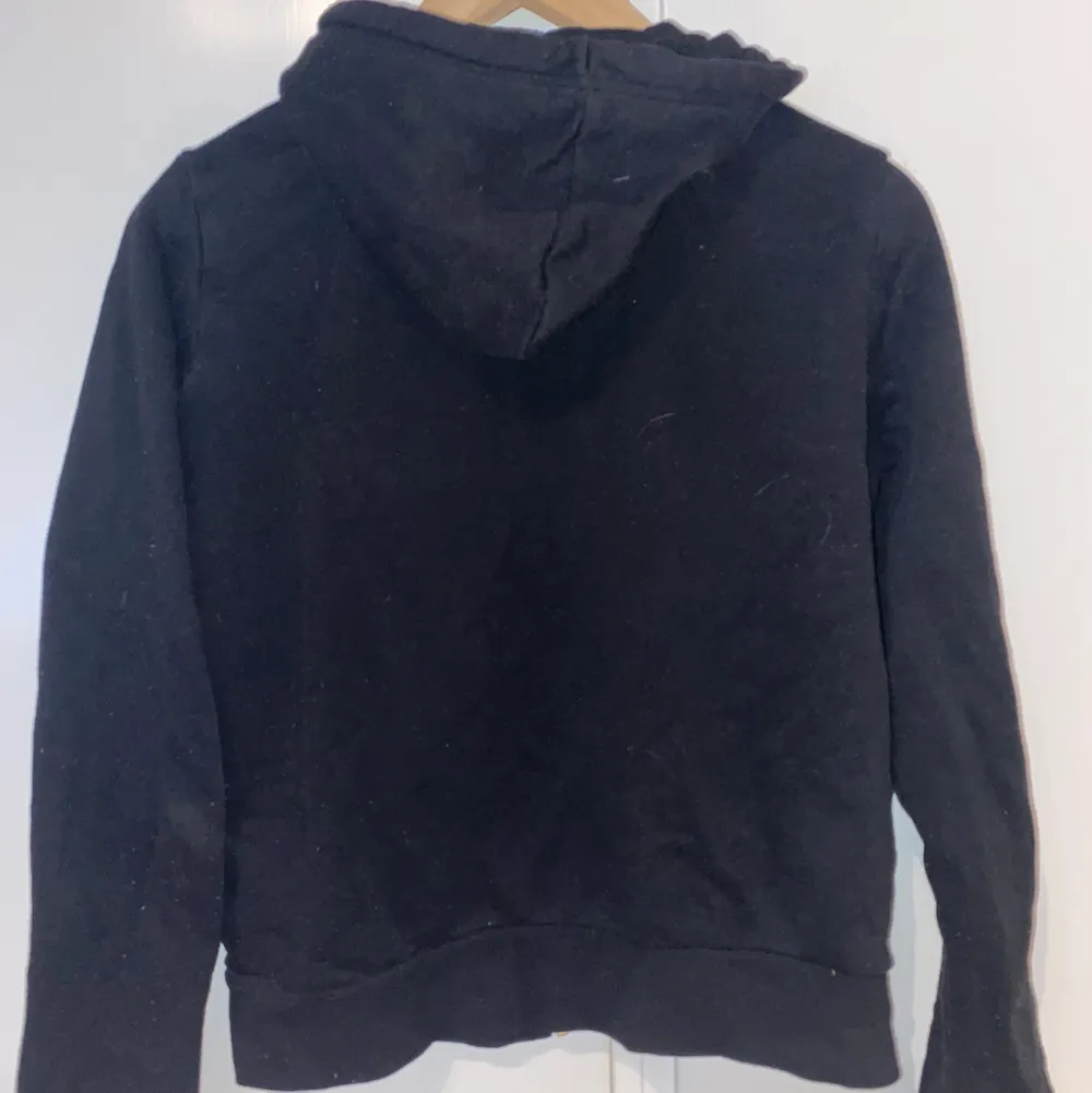 Svart zip up hoodie från H&M (Divided). Sparsamt använd. Kan samfraktas för en extra peng!. Hoodies.