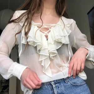 Blus med snörning  - Ja men ni ser väl?? Perfekt till sommarn. Frakt ingår.