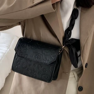 Svart ”Läder” väska - Super fin och söt väska med jättefina mönster🖤  aldrig använd