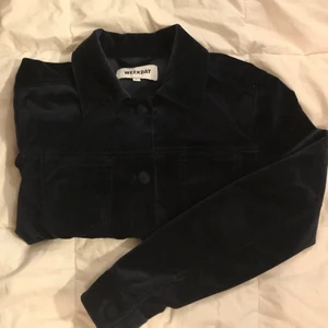 Mörkblå jacka från Weekday - Mörkblå jacka från Weekday storlek 38.