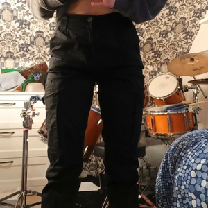 Cargopants - Snygga svarta cargopants ifrån cubus, bra skick. Flera fickor, längst benen. Säljes för 50 kr + frakt. Storlek 34. 