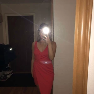 Röd klänning  - Väldigt fin klänning som framhäver ens former, knappt använd. Passar både S och M