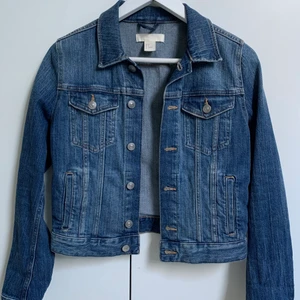 Blå jeansjacka från HM - En jättefin blå vanlig jeansjacka från HM i storlek 34, knappt använd. Köparen står för frakt🙂