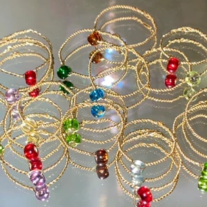 Ringar - RINGAR!!! Dessa är gjorda av smyckestråd och glaspärlor❤️ De görs efter beställning, så skriv din storlek och vilken färg du vill ha så fixar jag💃🏼 1 : 20kr  2 : 30kr  3 : 40kr (därefter +10kr per ring) 💃🏼 frakten ligger på 12 kr oavsett antal🥰                                                                                 —————————————————————————————           Jag kan göra specialbeställda smycken, det är bara att höra av dig❤️🌟 —————————————————————————————                    Kika gärna in på min profil, säljer en massa olika handgjorda smycken💃🏼 perfekt till dig själv eller i present till någon❣️✨         