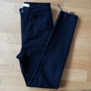 Gina jeans stl 36 - Ett par svarta Gina jeans i stl 36. 