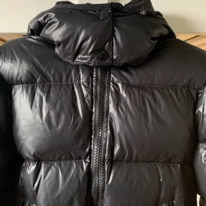 Moncler jacket size 3 (medium) - Moncler Himalaya :) Den är i jätte fint skick utöver en reva under vänster arm. Min mamma och pappa renoverar igen och jag behöver mer plats 😊