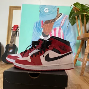 Air jordans 1 mid - Säljer mina Jordans 1 mid i färgen Chicago då de knappt kommer till användning✨ Strl 40, men passar perfekt för mig som har 39🌿 De är lite creasade vid det vita längst fram och har annars bara enstaka tecken på användning🌸 Köpt för 1900kr på Tise, men säljer för högsta bud☺️ Startbud är 1100kr🌸 (FRAKT 122kr INGÅR INTE I PRISET)