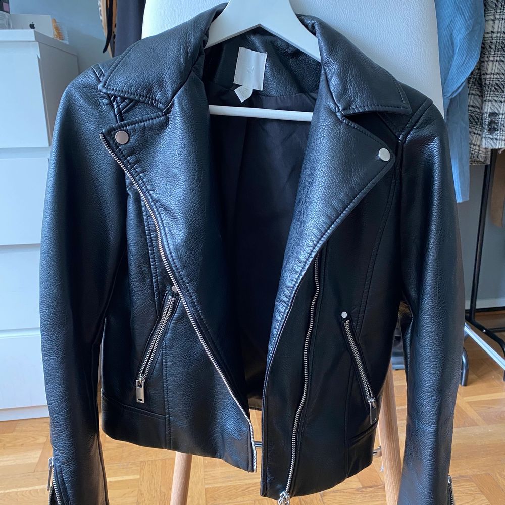 Black faux leather jacket from H&M. Brand new, selling it because it is a little small on me. Size 34. Jackor.