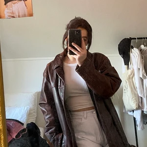 Läderjacka - Jättefin vintage läderjacka från Saki collection S-2000WJ by William Jones✨ Ganska väl använd men ändå i fint skick☺️ Sitter väldigt oversized på mig som är S/M och 163cm lång🌸 FRAKT INGÅR INTE I PRISET