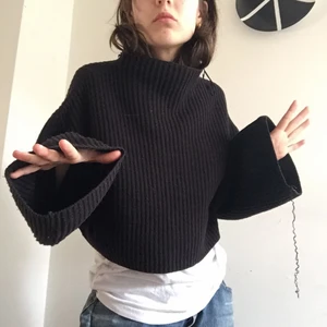 Svart stickad monki  - En svart tröja med super fina vida armar! Den är stickad och i fin kvalite förutom ett hål på ena sidan av armen kan skickas bild vid intresse!! 