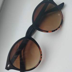 Solglasögon köpta på Lindex. 70kr inklusive frakt. 🤍