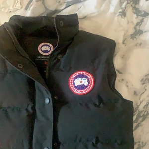 Helt ny canada goose freestyle väst Dam  - Äkta och Helt ny aldrig använd lappar finns kvar köpt från Danmark via en hemsida men säljs pga fel storlek. Har kostat 4900kr mitt pris 3300kr