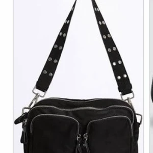 Väska - Så fin svart väska från Gina, två band ingår 💖💖 