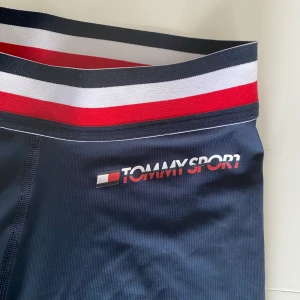 Tommy Hilfiger tränigstights - Mina Tommy träningstights i stl xs, säljer därför att jag ej använder de längre🪐