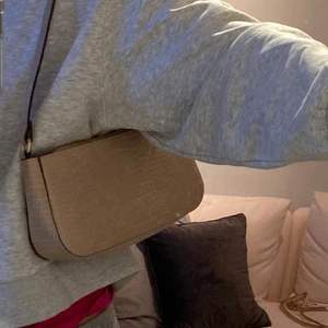 Beige skinnväska - En beige skinnväska i bra tillstånd som knappt är använd. 