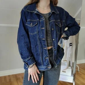 Jeansjacka - Jeansjacka som är använd men fortfarande i bra skick. Storleken är XL men kan även användas som oversize för S (jag har S). 