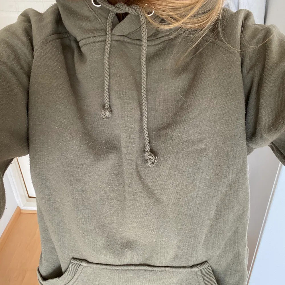 Hoodie med en väldigt fin olivgrön färg🥰. Hoodies.