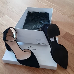 Rizzo, skor - Helt nya mocka skor från Ritzzo,köptes för 1200kr, storlek 36 kan passa 36,5 också 