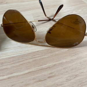Ray-ban solglasögon  - Säljer ett par helt oanvända Ray-ban solglasögon, ett par pilot solglasögon. Är ett par år gamla men aldrig använda. Riktigt fina! Frakten ingår. Priset går att diskutera vid snabb affär.