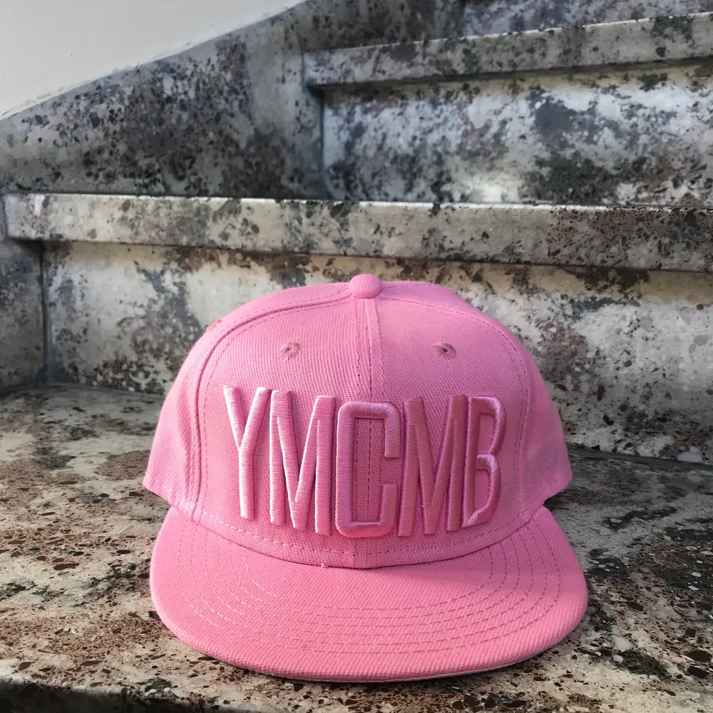 En rosa keps där det står ”YMCMB” på. 2X på denna keps. Den är justerbar 💓💓💓 Först till kvarn!. Övrigt.
