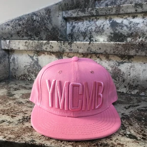 Rosa keps  - En rosa keps där det står ”YMCMB” på. 2X på denna keps. Den är justerbar 💓💓💓 