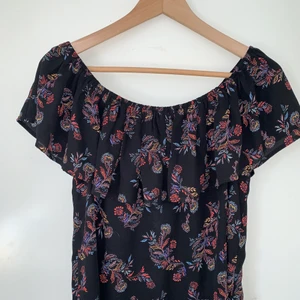 Off shoulder topp - En off shoulder topp från forever 21! Kommer tyvärr inte till användning:( Perfekt till sommaren, med ett super fint mönster! 