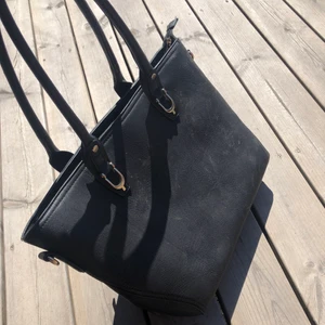 Väska💗 - Sparsamt använd fakeskinn väska🥰 Rymlig och bra storlek där man får plats med dator mm💓 Lätt att hålla ordning i väskan då det finns många olika fack i den✨