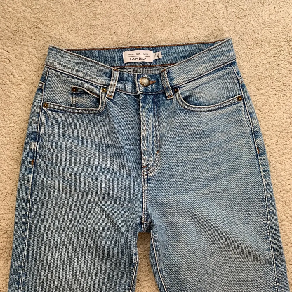 Jeans från & other stories i storlek 25. Använda ett fåtal gånger. Köparen står för frakten som ligger på 65 kr och betalning sker via swish💕. Jeans & Byxor.
