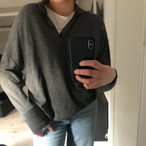 Tröja med knappar - Grå långärmad tröja i ett superskönt material i storlek XS men skulle säga att den är mer som S-M!  Köparen står för frakten. Skriv privat om du har frågor🥰💕