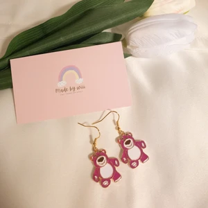 Örhänge  - ✨ Shipped from Sweden ✨ Alloy Enamel Pendants, Minimalist , Light Gold, White  ✨ 304 stainless Steel ✨ light weight   Shipping by PostNord Sweden ✈️