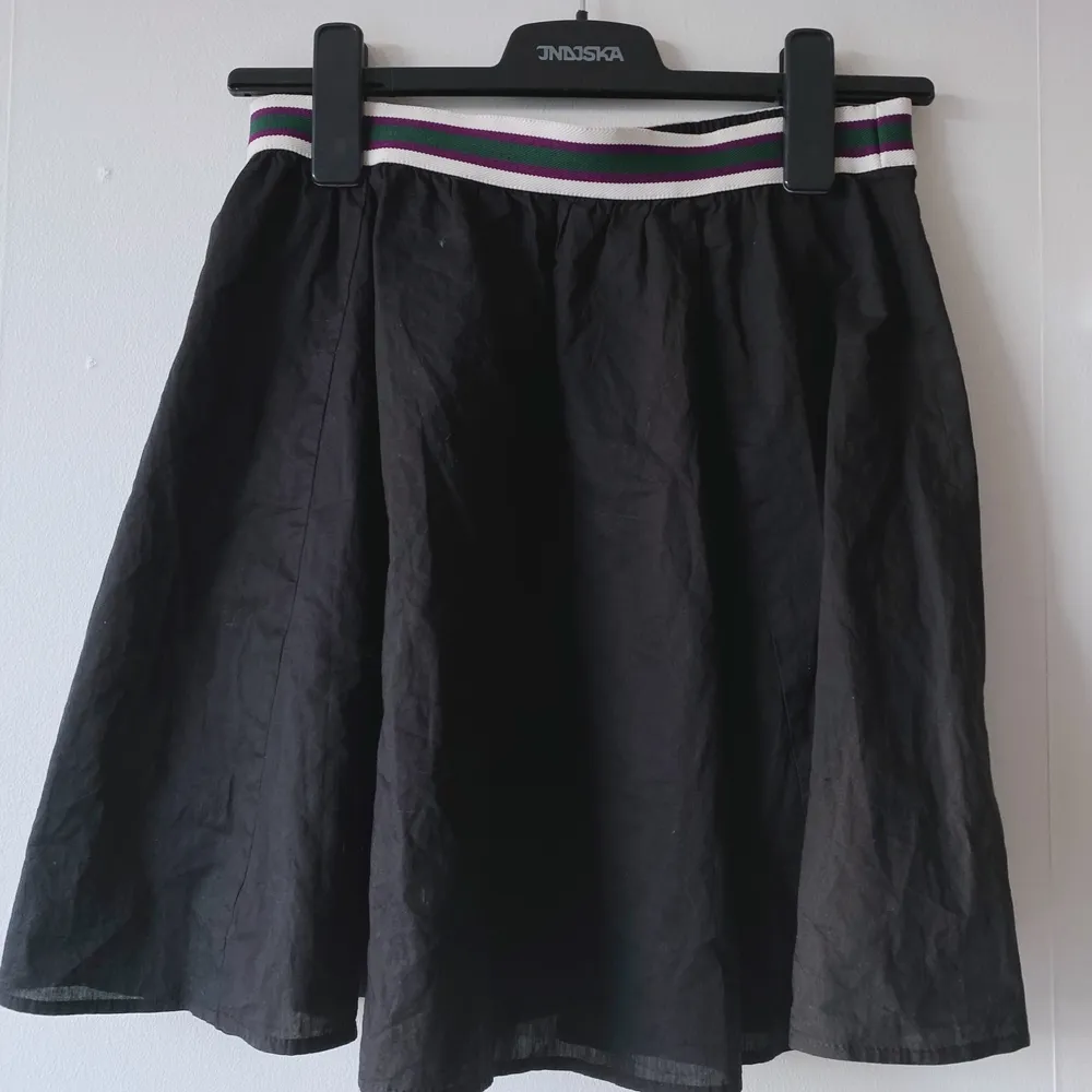 säljer denna söta kjol från filippa k, då den inte sitter riktigt som jag i midjan! har använt några gånger, och är supersöt!! passar bra till sommaren 💖💖 . Kjolar.