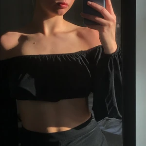 Svart set  - Super skönt svart matchande set, ett år högmidjade svarta byxor med en svart off shoulder tröja :)