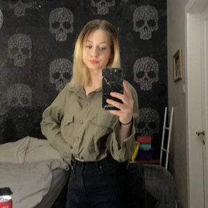 Grön skjorta  - Den är längre i verkligheten då jag vikt upp den, super skön och endast använd en gång och de är så bilderna togs. Passar alla storlekar 