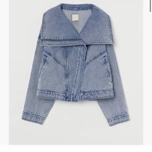 Jeansjacka h&m - Säker denna jeansjacka från H&M, hör gärna av er ifall ni har en och skulle kunna tänka er att sälja den😊