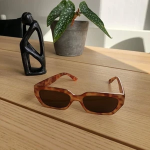 Solglasögon från Mango - Köpte nyligen secondhand men modellen passar inte riktigt mig. Superfina lite coola glajjor med ljust glas från mango 🥭 