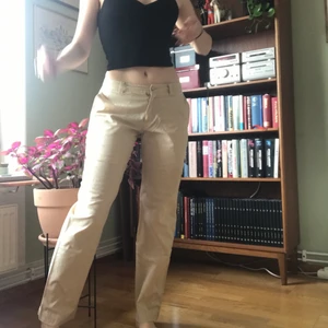 Chinos/linne byxor.  - Fina beiga byxor. Säljer då de aldrig kommer till användning. Står ej storlek men jag skulle uppskatta till s/m. Köpta på Emmaus 💖