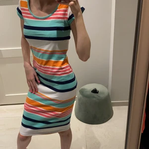 färgglad klänning - färg glad klänning som är lite för stor för mig, jag är strl XS/S i klänning. denna är strl L men skulle säga att den passar en S mot M-hållet å upp. mycket stretch💓 från DEREK